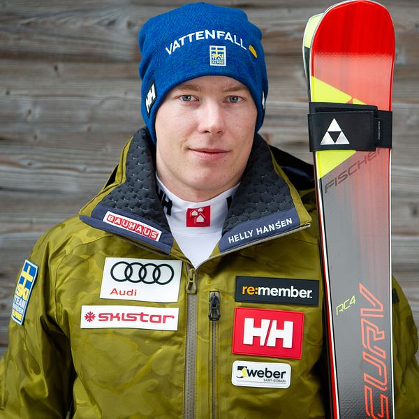 Kristoffer Jakobsson med ett par skidor, redo för alpina VM:s första dag.