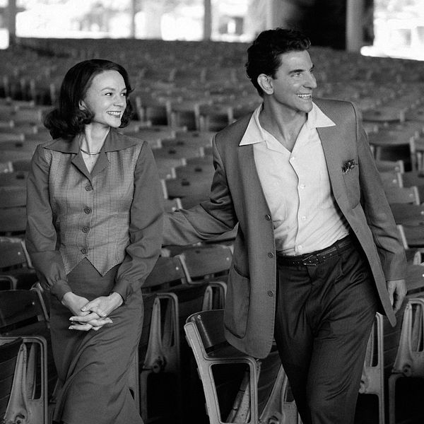 Carey Mulligan och Bradley Cooper spelar huvudrollerna i filmen Maestro som handlar om kompositören Leonard Bernsteins liv.