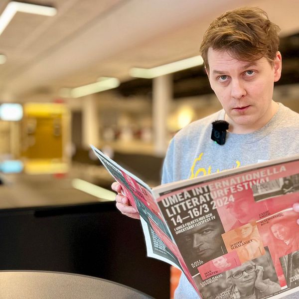 Koordinator för Littfest i Umeå, läser tidning