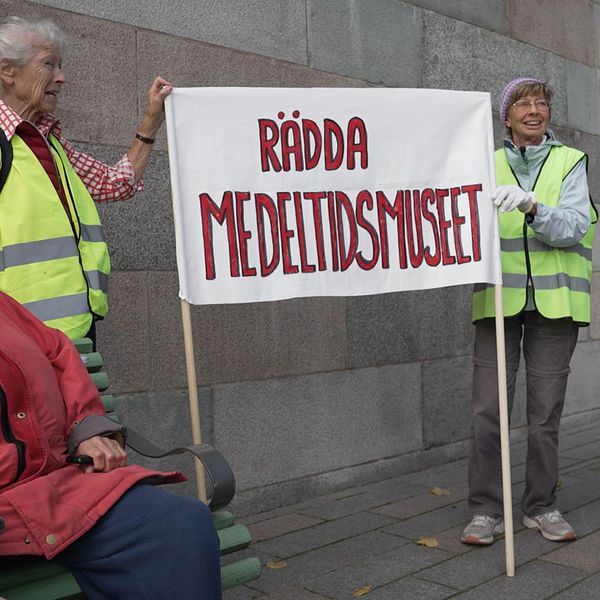 17 000 personer har skrivit på en protestlista mot flytten av Medeltidsmuseet i Stockholm och under onsdagen samlades närmare 200 demonstranter utanför museets lokaler. Enligt demonstranterna är flytten i princip en nedläggning.