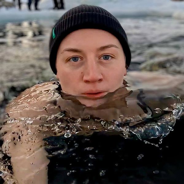 En kvinna med mössa badar