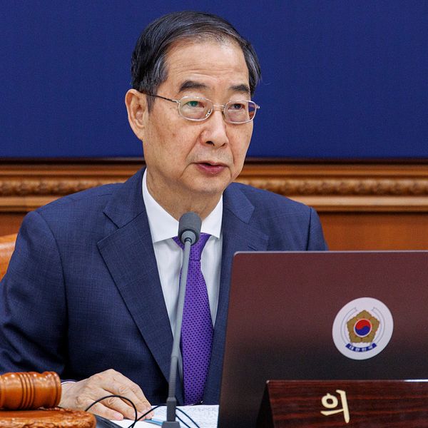 Sydkoreas premiärminister Han Duck-soo sitter vid en bärbar dator.