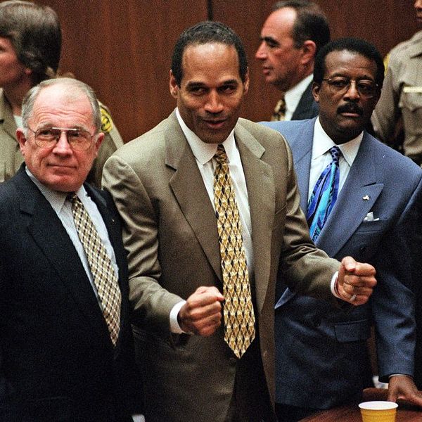 O.J. omgiven av sina två advokater.