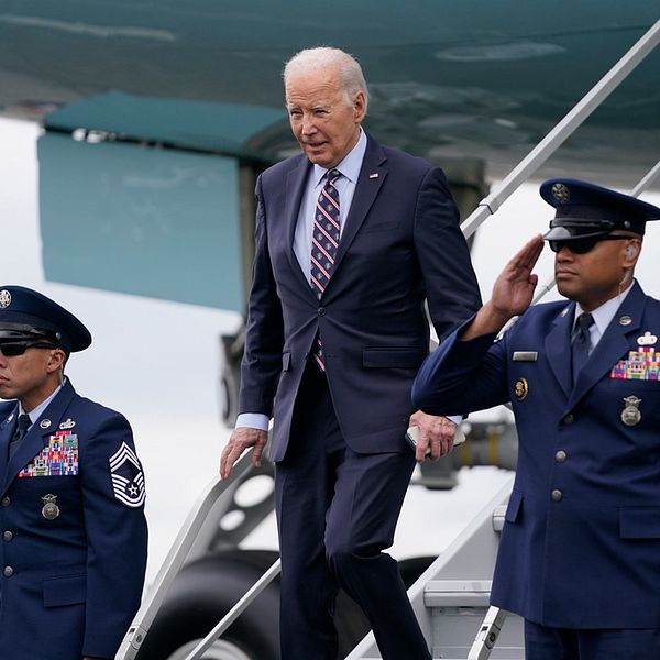 Joe Biden går av ett flygplan.