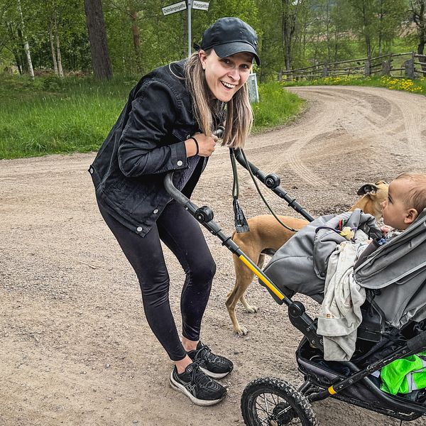 Mamman Lisa med barnvagn vid grusväg i Leksands kommun.