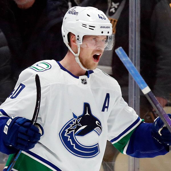 Elias Pettersson har skrivit ett nytt kontrakt med Vancouver.