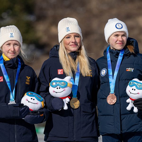 Sverige har tagit två nya medaljer på ungdoms-OS i Sydkorea. Efter en spurtstrid vann Elsa Tänglander guldet i nattens sprint före Kajsa Johansson som knep silvret.