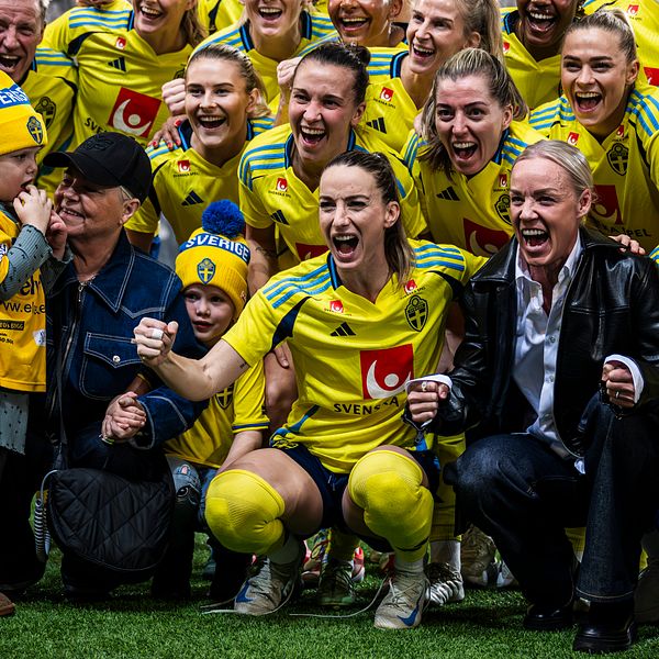 Damfotbollsspelare jublar