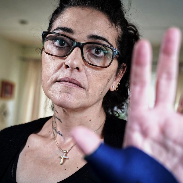 Kicki Antoniadou räcker handen mot kameran.