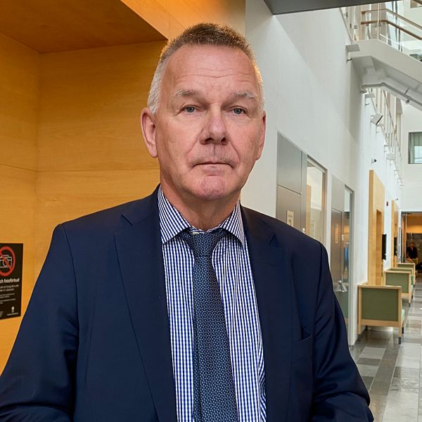 Advokaten Per Svedlund står framför en dörr i Västmanlands tingsrätt.