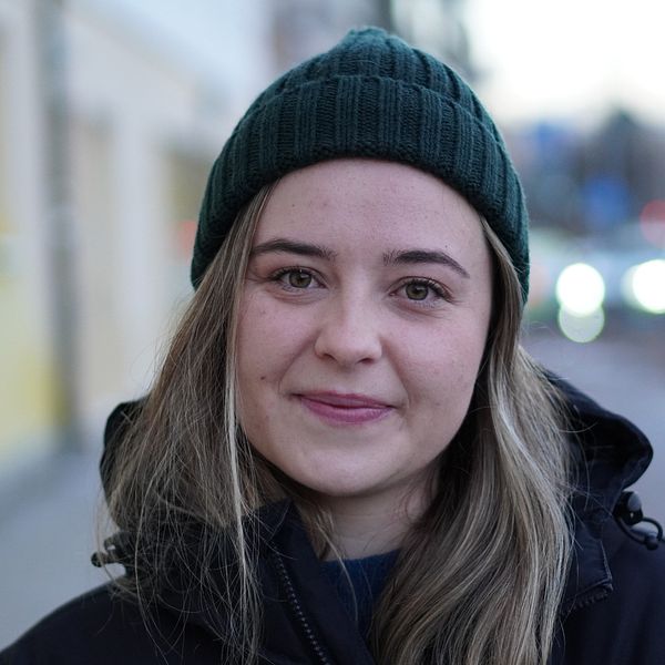 Kvinna på en gata.