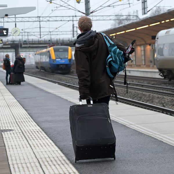 Personer på tågperrong