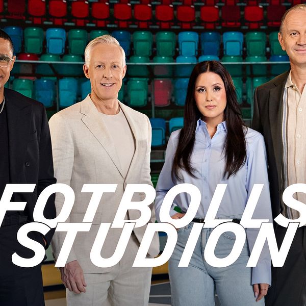 Fyra programledare står framför läktare med texten ”Fotbollsstudion” över sig.