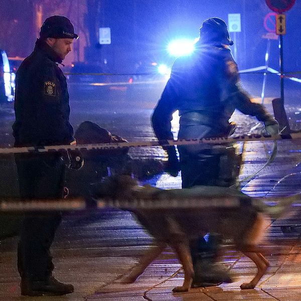 Två poliser som står vid polisavspärrningar efter en man skjutits i Trelleborg.