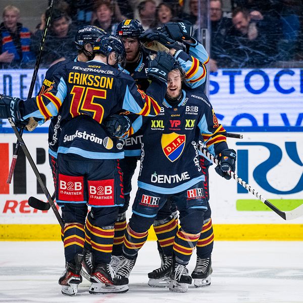 Hockeyspelare från Djurgården firar ett mål på isen.