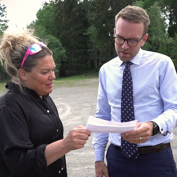 SVT:s reporter visar infrastukturministern Andreas Karlsson en lapp med frågor.