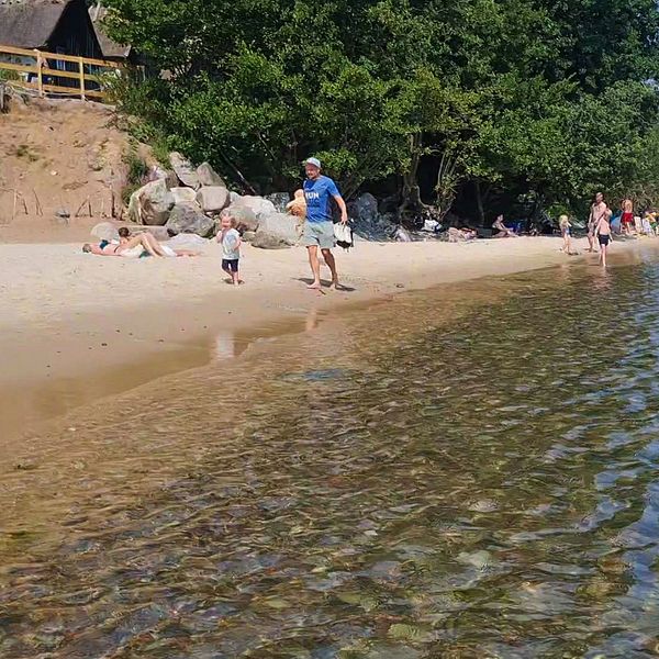 Simrishamns kommuns vädjar till allmänheten att inte besöka Knäbäckshusens strand. Hittills med klent resultat.