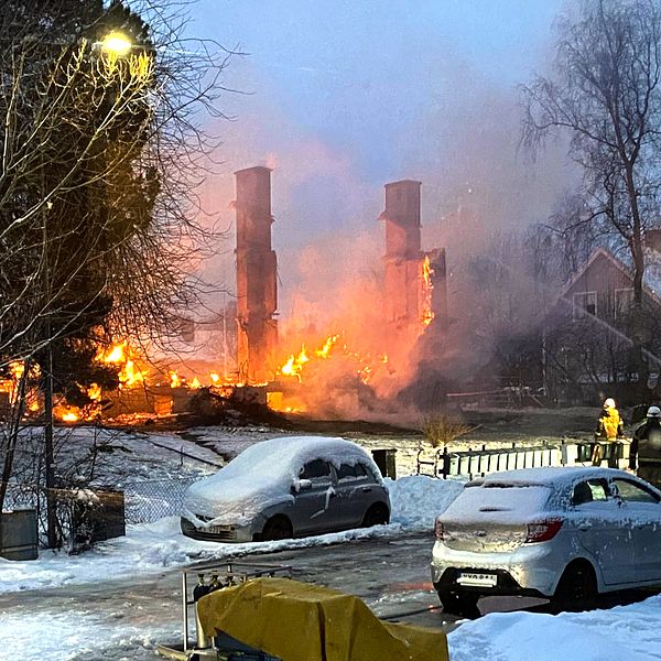 Bara skorstenar står kvar efter branden i Kilsmo i ett lägenhetshus.