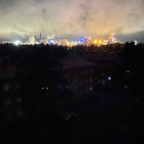 Luleå i mörker, industriområde med lampor tända
