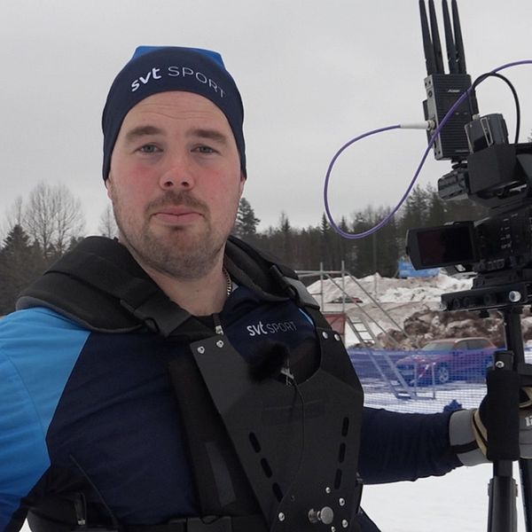 SVT:s Vasaloppsfotograf Adam Karlsson visar upp hur han åker nio mil med en stav och filmar samtidigt