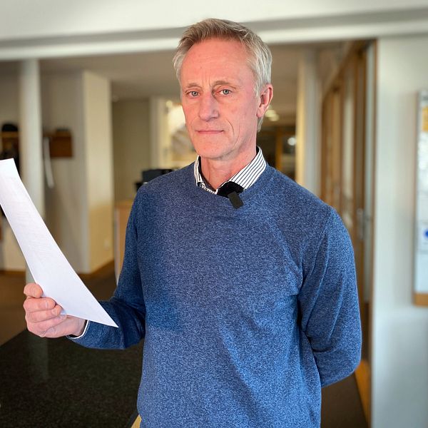 Tomas Thiel, vd Falköpings Hyresbostäder håller i ett dokument.