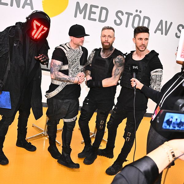 Smash into pieces uppställda på rad medan de intervjuas av SVT