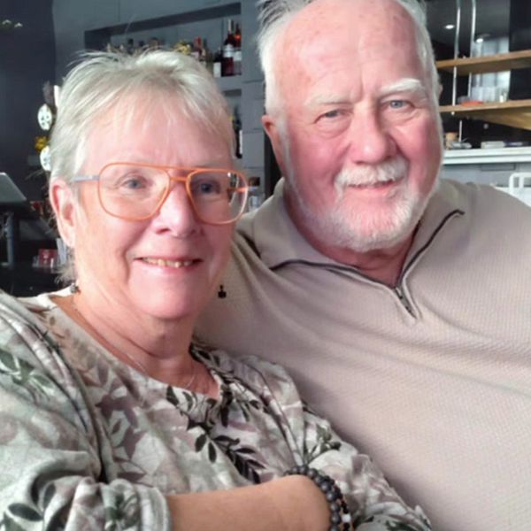 Lena och Anders Nordahl sitter tillsammans i sitt hem.