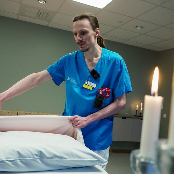 Obduktionstekniker Emil Vennerberg bäddar en sjukhussäng i Avskedsrummet på Gävle sjukhus.