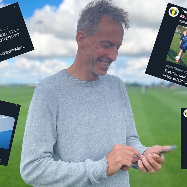 En man tittar på sin telefon och ler. Runtomkring finns tidningsurklipp från olika internationella medier.