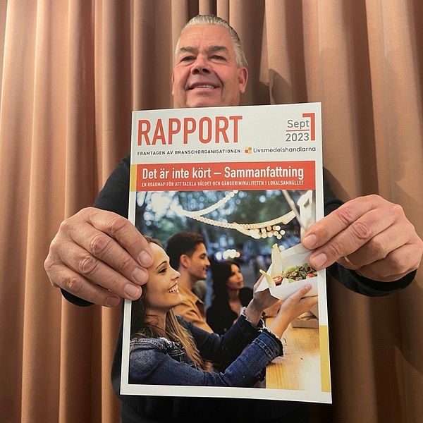 Man som håller i tidning