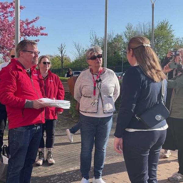 Agneta Persson och andra fackliga på Skånes universitetssjukhus lämnar över namnlistan till Maria Berglund (KD).