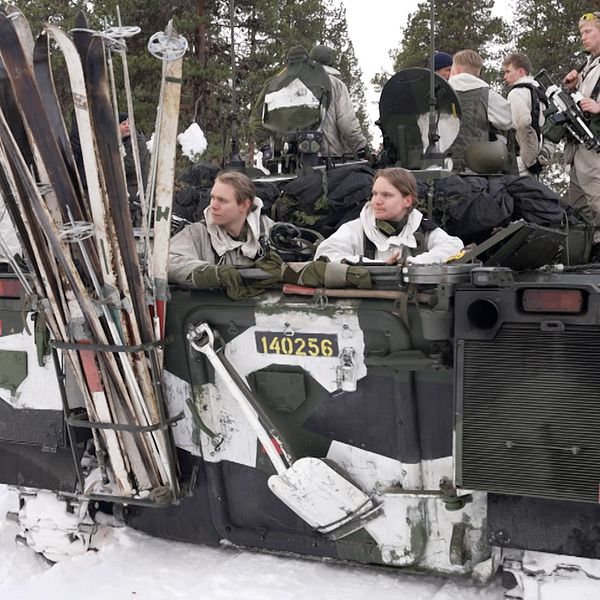 Soldater tar paus i ett militärfordon