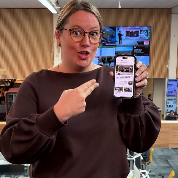 Alicia Bergevin visar hur man följer Nyhetstecken på mobilen