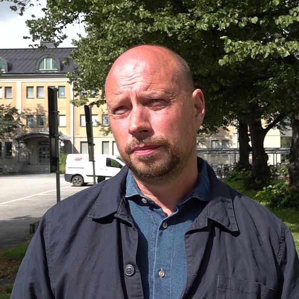 Umeås kommunalråd Hans Lindberg står framför stadshuset.