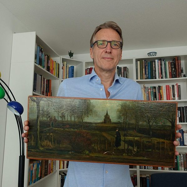 Man håller van Gogh-målning