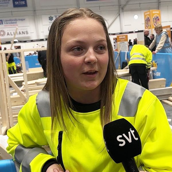 Byggeleven Emilia Nordenberg intervjuas.