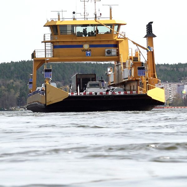 Den gula Furusundsfärjan tar sig över vattnet där två personer avled efter att ha kört av båten ner i vattnet.