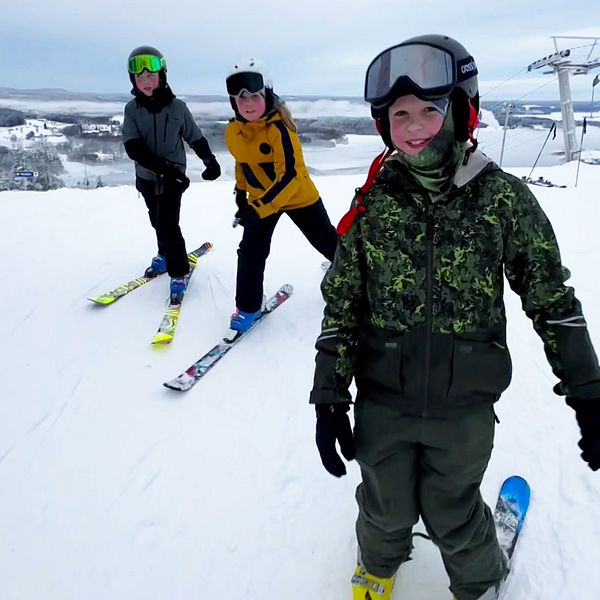 Tre barn på slalomskidor i Bygdsiljumbacken.