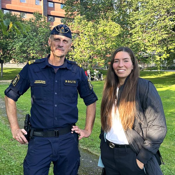 Polisen Henrik Blusi och kommunens trygghetssamordnare Sofie Ax i Norrmalmsparken i Sundsvall.