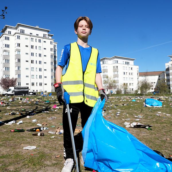 Axel Wallinder plockar skräp i Ekonomikumparken efter Valborg