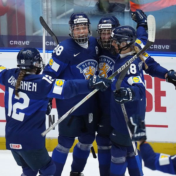 Finska ishockeyspelare firar ett mål i en internationell turnering.