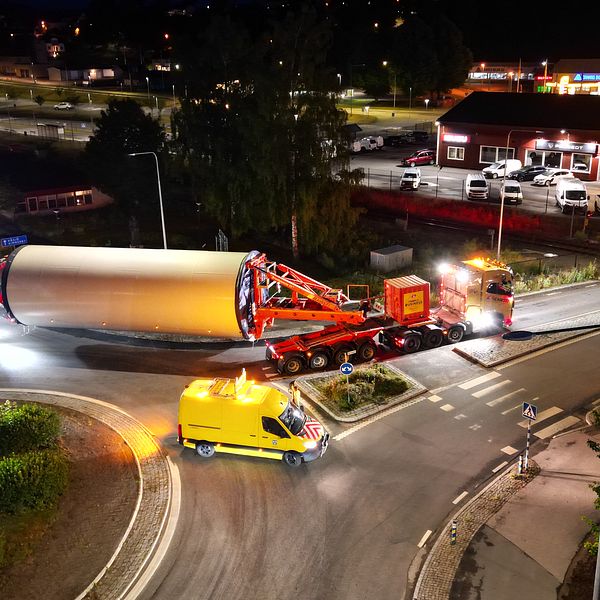 Vindkraftsdel transporteras genom Kisa på natten
