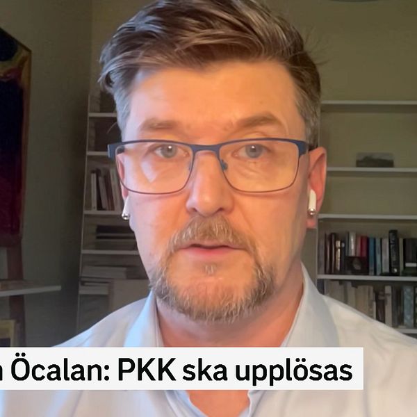 Nyhetsinslag med text: ”Abdullah Öcalan: PKK ska upplösas” och SVT Direkt-logotyp.