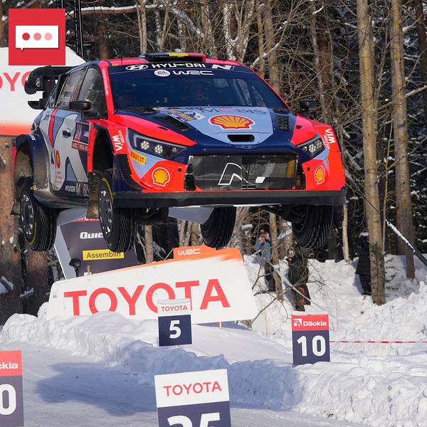 Rallybil hoppar i Umeå