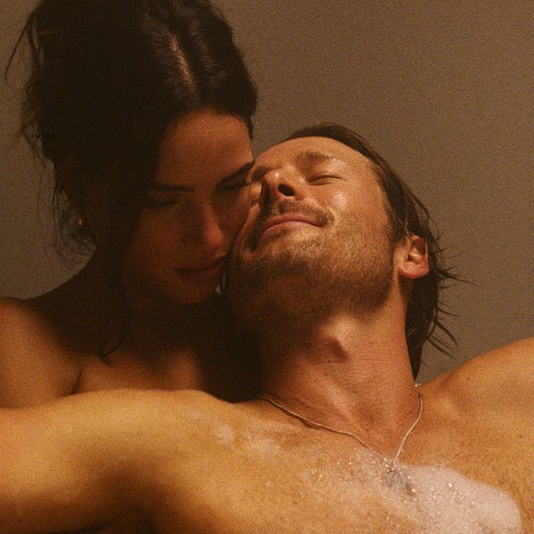 Adria Arjona och Glen Powell