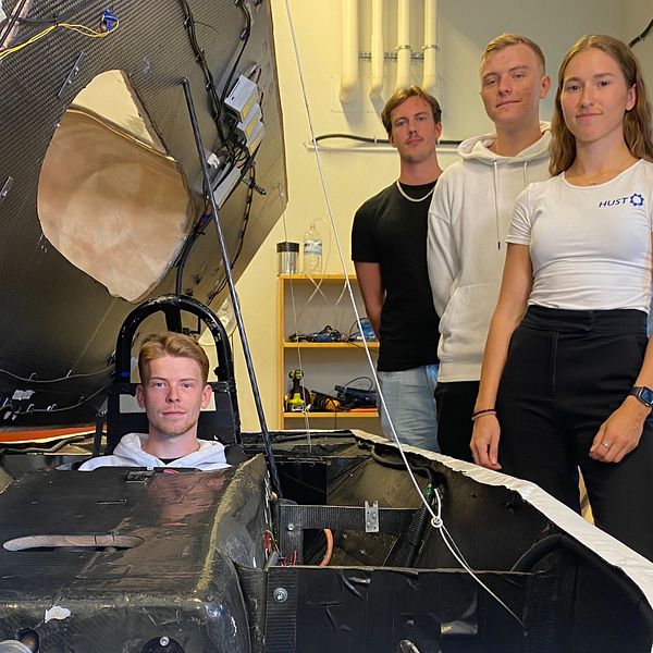 Halmstad University Solar Team (HUST) på bild med sin solcellsdrivna bil.
