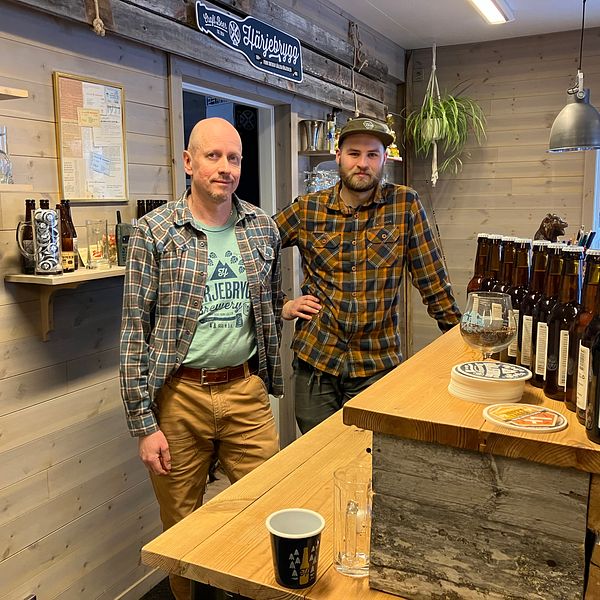 Två män står vid en bardisk i Härjebryggs butik i Tännäs