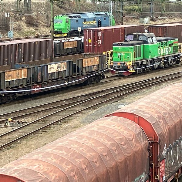 Lok från Green cargo på spår med vagnar efter. Lucka på några meter mellan lok och första vagn.