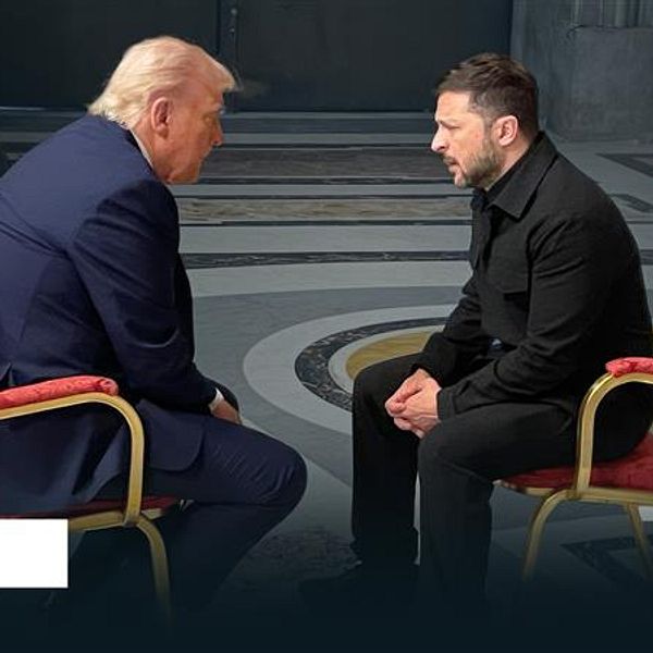 Donald Trump och Volodymyr Zelenskyj sitter på varsin stol, mitt emot varandra.