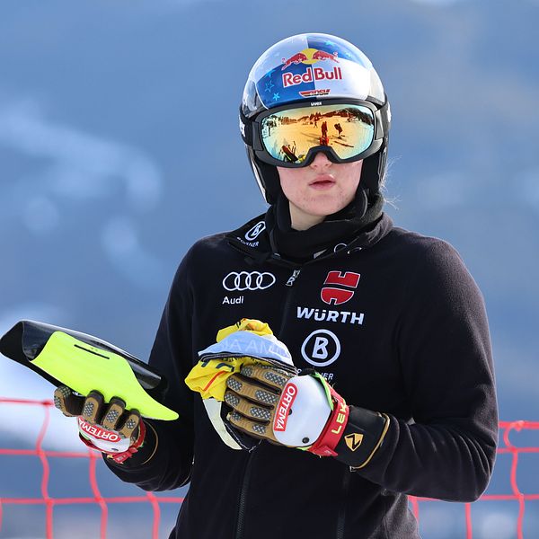 Alpinskidåkaren Emma Aicher med utrustning vid rött säkerhetsnät.